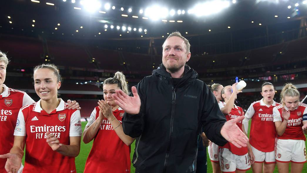 Jonas Eidevall claps our team in the post-match huddle at Emirates Stadium